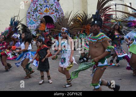 Les danseurs aztèques célèbrent la fête de San Gregorio, le Saint patron de San Gregorio Attapulco. Banque D'Images