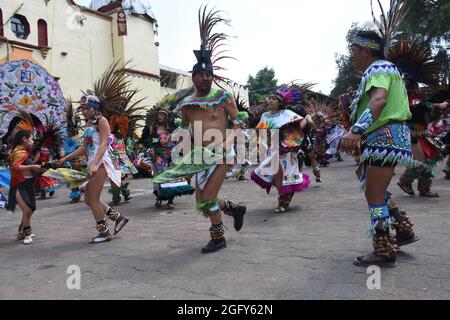 Les danseurs aztèques célèbrent la fête de San Gregorio, le Saint patron de San Gregorio Attapulco. Banque D'Images