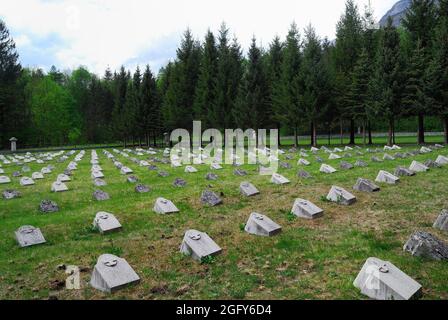 Slovénie, cimetière de guerre austro-hongrois de la première Guerre mondiale de Bovec. Le cimetière est à deux kilimmètres du centre, près du carrefour du passage de Pédil avec la route de la vallée de Trenta et de la vallée de Lepena. Le cimetière contient les restes mortels des soldats autrichiens, dont la plupart sont morts pendant l'offensive de Caporetto (Kobarid). Banque D'Images