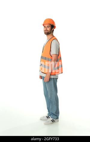 Pleine longueur de jeune constructeur regardant la caméra sur fond blanc Banque D'Images