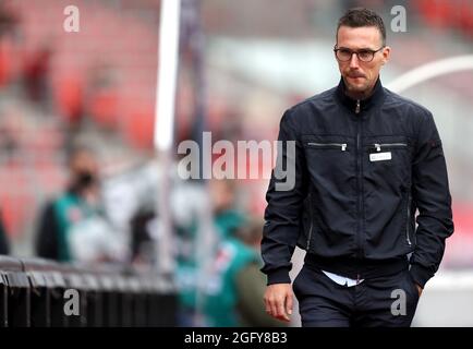 Nuremberg, Allemagne. 27 août 2021. Football : 2. Bundesliga, 1. FC Nürnberg - Karlsruher SC, Matchday 5 au Max-Morlock-Stadion. Christian Eichner, entraîneur de Karlsruhe, est sur le terrain avant le début du match. Crédit : Daniel Karmann/dpa - REMARQUE IMPORTANTE : Conformément aux règlements de la DFL Deutsche Fußball Liga et/ou de la DFB Deutscher Fußball-Bund, il est interdit d'utiliser ou d'avoir utilisé des photos prises dans le stade et/ou du match sous forme de séquences et/ou de séries de photos de type vidéo./dpa/Alay Live News Banque D'Images