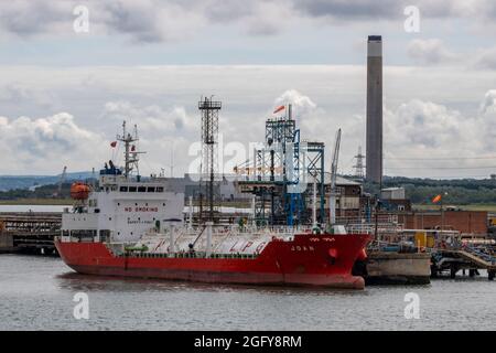 pétrolier à basse pression, raffinerie de pétrole de fawley, renisines d'esso fawley, pétroliers à la raffinerie de fawley, expédiés le long du port du terminal maritime de fawley. Banque D'Images