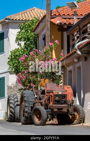 tracteur d'époque à zakynthos, rue du village de zante avec tracteur, vieille machinerie, vieux tracteur sur la rue grecque, vieux tracteur rouillé sur la rue en grèce. Banque D'Images