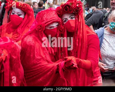 Extinction manifestation de la rébellion vendredi 27 août 2021, Londres, Royaume-Uni. Les manifestants de la Brigade rouge, membres du cirque invisible, se produire Banque D'Images