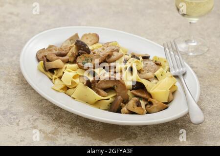 pâtes paappardelle maison aux champignons porcini, cuisine italienne Banque D'Images