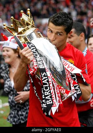 FIro football, Soccer: 16.05.2009 Premier League Manchester United - Arsenal London 0: 0 Manchester célébration du championnat de jubilation avec la coupe Manu célèbre le 18e championnat anglais Cristiano Ronaldo de Manchester Unitedkisses le trophée Barclays Premier League copyright by firo back page images utilisation seulement dans G ER ma NY! Pfefferackerstr. 2a 45894 G elsenkirchen www.firosportphoto.de mail@firosportphoto.de (V olksbank B ochum W itten) BLZ .: 430 601 29 Kt. NR .: 341 117 100 Tél.: 0209 - 9304402 Fax: 0209 - 9304443 Banque D'Images