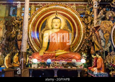 COLOMBO, SRI LANKA - 26 JUILLET 2016 : statue de Bouddha dans le temple bouddhiste de Gangaramaya à Colombo, Sri Lanka Banque D'Images