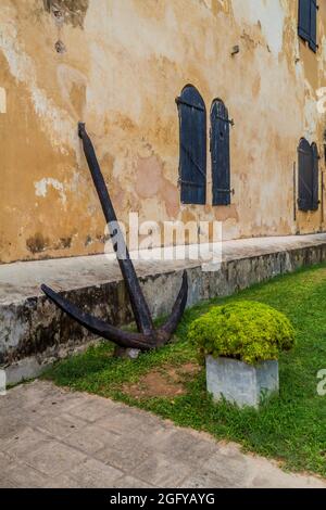 Grande ancre rouillée dans un port de Galle, Sri Lanka Banque D'Images