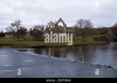 Bolton Abbey et la rivière Wharfe dans le Yorkshire, Royaume-Uni Banque D'Images