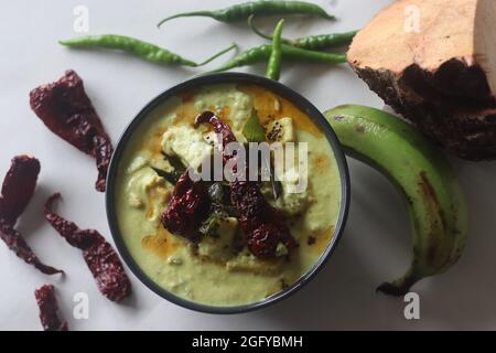 Un plat d'accompagnement à base de yaourt au cumin avec de la banane crue et de l'igname d'éléphant cuit dans une sauce à la noix de coco. Un plat principal d'accompagnement de repas d'Onam appelé communément Ka Banque D'Images