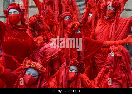 Londres, Royaume-Uni. 27 août 2021. La Brigade rouge de la rébellion de l'extinction sur la place Paternoster, les manifestants se sont rassemblés devant la Bourse de Londres dans le cadre de leur Marche de l'argent du sang, ciblant la ville de Londres. (Crédit : Vuk Valcic / Alamy Live News) Banque D'Images