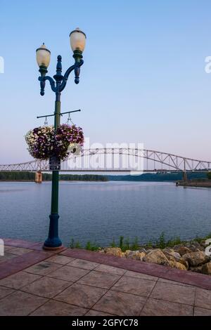 Dubuque, Iowa. Pont Julien Dubuque au-dessus du Mississippi, reliant Dubuque, Iowa, et East Bubique, Illinois par l'autoroute 20 des États-Unis. Banque D'Images