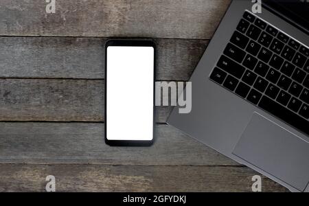 Téléphone intelligent avec écran vide sur un bureau en bois. Vue de dessus technologie Communicator sur table en bois vue de dessus Banque D'Images