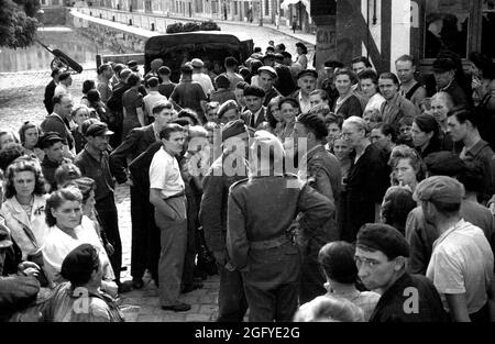 La libération de Honfleur, Normandie, France pendant la seconde guerre mondiale. 28 août 1944. Les habitants de la région regardent les soldats britanniques et canadiens emporter les jeunes soldats allemands après leur reddition. Banque D'Images