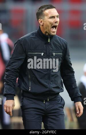 Nuremberg, Allemagne. 27 août 2021. Football: 2ème Bundesliga, 1. FC Nürnberg - Karlsruher SC, Matchday 5 au stade Max Morlock. Christian Eichner, entraîneur de Karlsruhe, donne des instructions depuis le banc de touche. Crédit : Daniel Karmann/dpa - REMARQUE IMPORTANTE : Conformément aux règlements de la DFL Deutsche Fußball Liga et/ou de la DFB Deutscher Fußball-Bund, il est interdit d'utiliser ou d'avoir utilisé des photos prises dans le stade et/ou du match sous forme de séquences et/ou de séries de photos de type vidéo./dpa/Alay Live News Banque D'Images