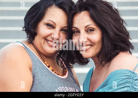 Portrait de deux sœurs jumelles brunette adultes. Différents styles Banque D'Images