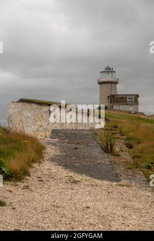 Une énorme chute de falaise a coupé un chemin d'accès au phare de Belle tout, à côté de Beachy Head. Banque D'Images