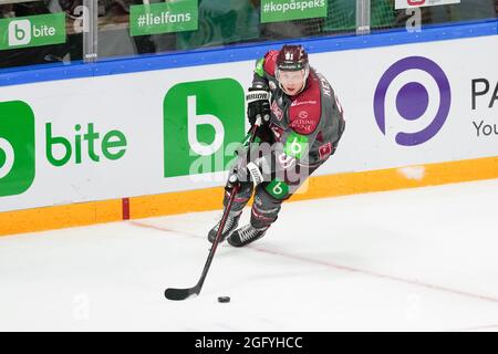 Riga, Arena Riga, qualification olympique, Lettonie. 27 août 2021. Hongrie, #91 Ronalds Kenins (Lettonie) avec le palet (Suisse/Croatie) Credit: SPP Sport Press photo. /Alamy Live News Banque D'Images