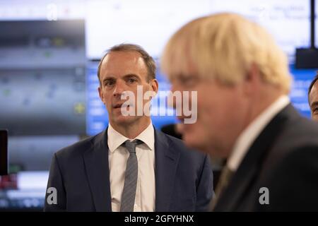 Le Premier ministre Boris Johnson et le secrétaire aux Affaires étrangères Dominic Raab se rendent au Centre de crise du ministère des Affaires étrangères, du Commonwealth et du développement à Whitehall, à Londres, pour voir comment ils appuient et surveillent les évacuations en cours en Afghanistan. Date de la photo : vendredi 27 août 2021. Banque D'Images