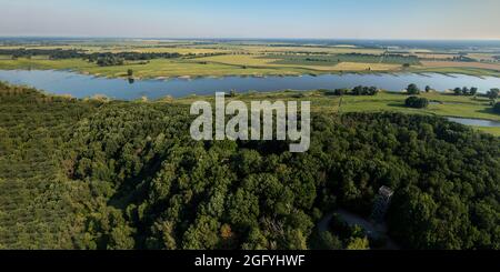 Vue aérienne du point de vue de Höhbeck près de l'Elbe, tour en bois au sud du village de Lenzen, Allemagne Banque D'Images