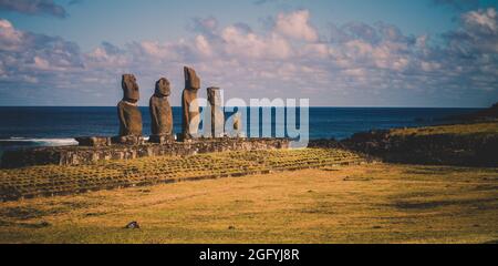 Moai à AHU Tongariki, île de Pâques, Chili. Banque D'Images