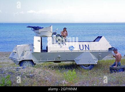 Voiture blindée suédoise sur la plage de Chypre 1964. Photo Bo Arrhed Banque D'Images