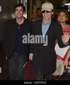 MIAMI, FL - MARS 17: (COUVERTURE EXCLUSIVE) le chanteur de Rolling Stones Mick Jagger est aperçu à l'aéroport international de Miami . Sir Michael Philip 'Mick' Jagger (né le 26 juillet 1943) OBE est un musicien, chanteur, compositeur et acteur anglais, plus connu comme le chanteur et membre fondateur des Rolling Stones. Le 17 mars 2013 à Miami, Floride. Personnes: Mick Jagger Banque D'Images