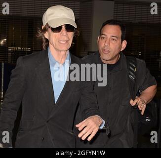 MIAMI, FL - MARS 17: (COUVERTURE EXCLUSIVE) le chanteur de Rolling Stones Mick Jagger est aperçu à l'aéroport international de Miami . Sir Michael Philip 'Mick' Jagger (né le 26 juillet 1943) OBE est un musicien, chanteur, compositeur et acteur anglais, plus connu comme le chanteur et membre fondateur des Rolling Stones. Le 17 mars 2013 à Miami, Floride. Personnes: Mick Jagger Banque D'Images