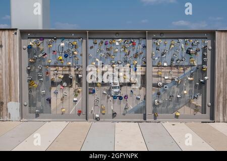 Oklahoma City, Oklahoma. Scissortail Park, Padlocks plein d'amour éternel sur les rails du pont Skydance, le pont Scissortail, terminé en 2012. Intersta Banque D'Images