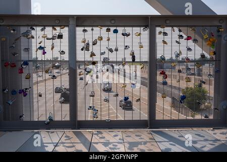 Oklahoma City, Oklahoma. Scissortail Park, Padlocks plein d'amour éternel sur les rails du pont Skydance, le pont Scissortail, terminé en 2012. Intersta Banque D'Images