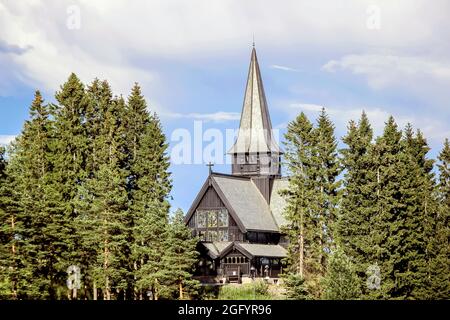 Extérieur de la chapelle Holmenkollen avec ciel bleu en Norvège Banque D'Images