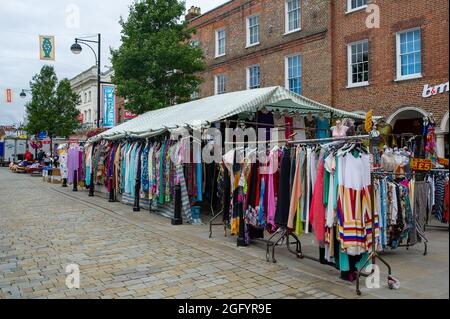 High Wycombe, Buckinghamshire, Royaume-Uni. 27 août 2021. High Wycombe était occupé par les acheteurs le jour du marché aujourd'hui. Les tests de débit latéral Covid-19 ont été donnés aux acheteurs sur le marché. Crédit : Maureen McLean/Alay Banque D'Images