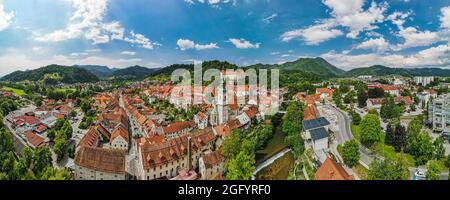 Skofja Loka Aerial Paanoramic Cityscape Skyline en Slovénie. Banque D'Images