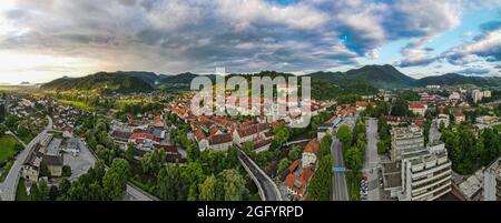 Panorama aérien de la ville médiévale de Skofja Loka en Slovénie Banque D'Images