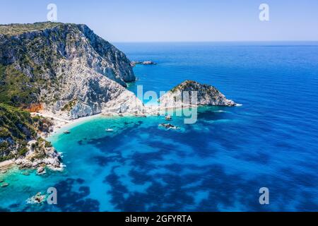 Vue aérienne Plage d'Agia Eleni sur l'île de Kefalonia, Grèce. Belle plage rocheuse isolée avec eau claire émeraude et hautes falaises blanches Banque D'Images