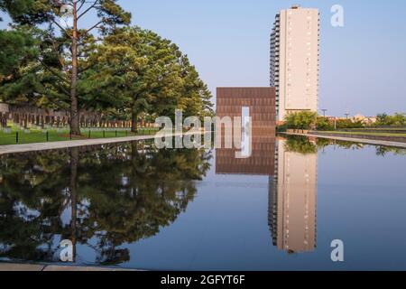 Oklahoma City National Memorial, Oklahoma, États-Unis. En regardant vers la porte d'entrée 9:03. Banque D'Images