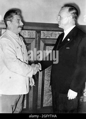 Joseph Staline et le ministre allemand des Affaires étrangères Joachim von Ribbentrop se sont mis à serrer la main après avoir signé le Traité d'amitié et de frontière entre l'URSS et l'Allemagne (le Pacte nazi-soviétique ou le Pacte Molotov-Ribbentrop) Banque D'Images