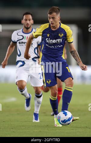 Vérone, Italie, 27 août 2021. Hakan Calhanoglu du FC Internazionale regarde sur Ivan Ilic de Hellas Verona contrôle le ballon pendant le Serie UN match au Stadio Marcantonio Bentegodi, Vérone. Le crédit photo devrait se lire: Jonathan Moscrop / Sportimage Banque D'Images