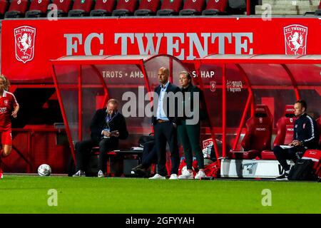 ENSCHEDE, PAYS-BAS - AOÛT 27 : entraîneur-chef Robert de Pauw lors du match féminin Pure Energie Eredivisie entre FC Twente et VV Alkmaar à Grolschveste le 27 août 2021 à Enschede, pays-Bas (photo d'Albert Ten Hove/Orange Pictures) Banque D'Images