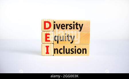 DEI, diversité, équité, symbole d'inclusion. Blocs en bois avec des mots DEI, diversité, équité, inclusion sur fond blanc magnifique. Business, DEI, div Banque D'Images