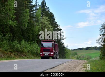 Le camion benne basculante a transporté du sable de la carrière sur la voie publique. Camion-benne Heavy Duty moderne pour le transport de marchandises en vrac. Camion sur route Banque D'Images