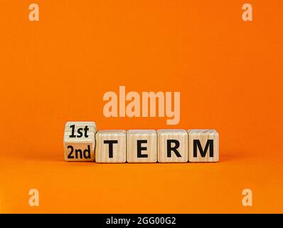 Symbole du premier ou du deuxième terme. A transformé un cube et a changé les mots '1er terme' en '2e terme'. Belle table orange, fond orange. Affaires et premier o Banque D'Images