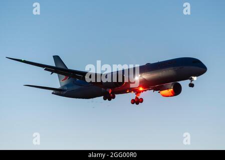 Aéroport de Londres Heathrow, Londres, Royaume-Uni.27 août 2021.Les vols affrétés continuent d'arriver à Heathrow depuis l'aéroport international central de Dubaï, transportant des passagers qui ont été transférés depuis l'aéroport de Kaboul.La compagnie aérienne italienne Neos a été occupée à voler des routes de la région troublée vers des destinations européennes avec des rapatriements et des réfugiés en Afghanistan.Le vol numéro NO371, un Boeing 787 Dreamliner, est retardé et arrive à Heathrow au crépuscule Banque D'Images