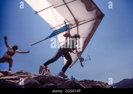 Un pilote de planeur suspendu part de la rampe de lancement de Horse Ridge à Dry Canyon, près d'Alamogordo, au Nouveau-Mexique. Banque D'Images