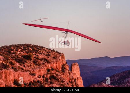 Deux planeurs volent au-dessus de Horse Ridge et de Dry Canyon près d'Alamogordo, au Nouveau-Mexique. Banque D'Images