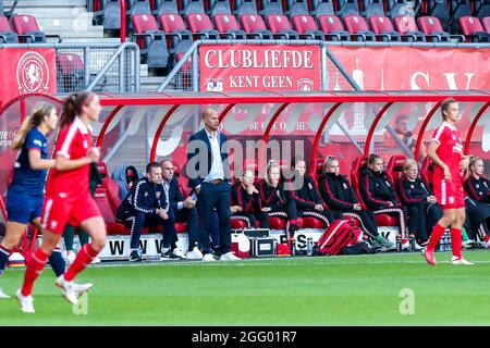 ENSCHEDE, PAYS-BAS - AOÛT 27 : entraîneur-chef Robert de Pauw lors du match féminin Pure Energie Eredivisie entre FC Twente et VV Alkmaar à Grolschveste le 27 août 2021 à Enschede, pays-Bas (photo d'Albert Ten Hove/Orange Pictures) Banque D'Images