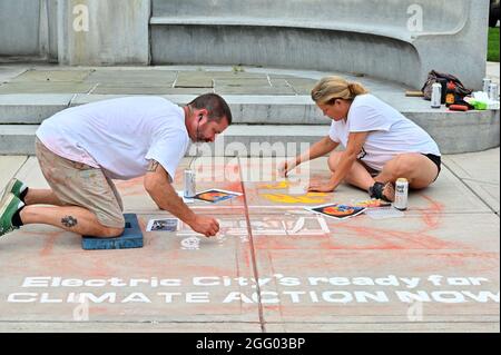 Scranton, États-Unis. 27 août 2021. Bill Strobel et Jeannie Zimmerman de Chalk Art Philadelphia travaillent sur une installation de craie pour sensibiliser le public au réchauffement planétaire et au changement climatique. L'événement a été parrainé par la Ligue des électeurs de conservation. La Ligue des électeurs de conservation a une initiative nationale pour sensibiliser le public au changement climatique. À Scranton, PA, ils ont des gens qui font une installation d'art de craie pour sensibiliser et faire parler les gens du changement climatique. Crédit : SOPA Images Limited/Alamy Live News Banque D'Images