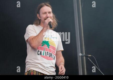 Portsmouth, Royaume-Uni. 27 août 2021. Tony Wright est le chanteur principal du groupe de rock alternatif anglais Terrorvision, de Keighley, West Yorkshire, qui se déroule sur scène au Victorious Festival. (Photo par Dawn Fletcher-Park/SOPA Images/Sipa USA) crédit: SIPA USA/Alay Live News Banque D'Images