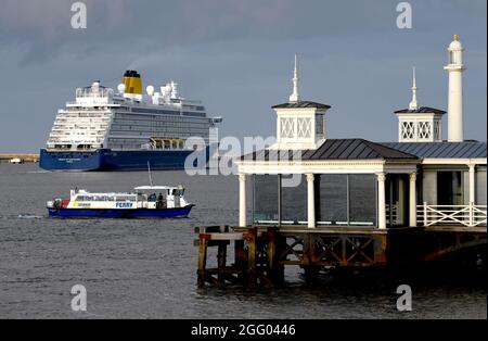 27/08/2021 Tilbury UK le bateau de croisière Spirit of Discovery de Saga, qui navigue ce soir sur une autre croisière en passant par Gravesend TWN Pier comme le Gravesend t Banque D'Images