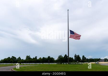Radcliff, KY, USA, 27 août 2021, le drapeau américain à l'entrée du Kentucky Veterans Cemetery Central, juste à l'extérieur de fort KNOX, est à la moitié du personnel aujourd'hui. Le Président Biden a annoncé que les drapeaux resteront à moitié en service jusqu'au 30 août pour honorer les victimes des attaques à Kaboul qui ont coûté la vie à 13 membres du Service américain le 26 août 2021, crédit : Brian Koellish/Alay Live News Banque D'Images